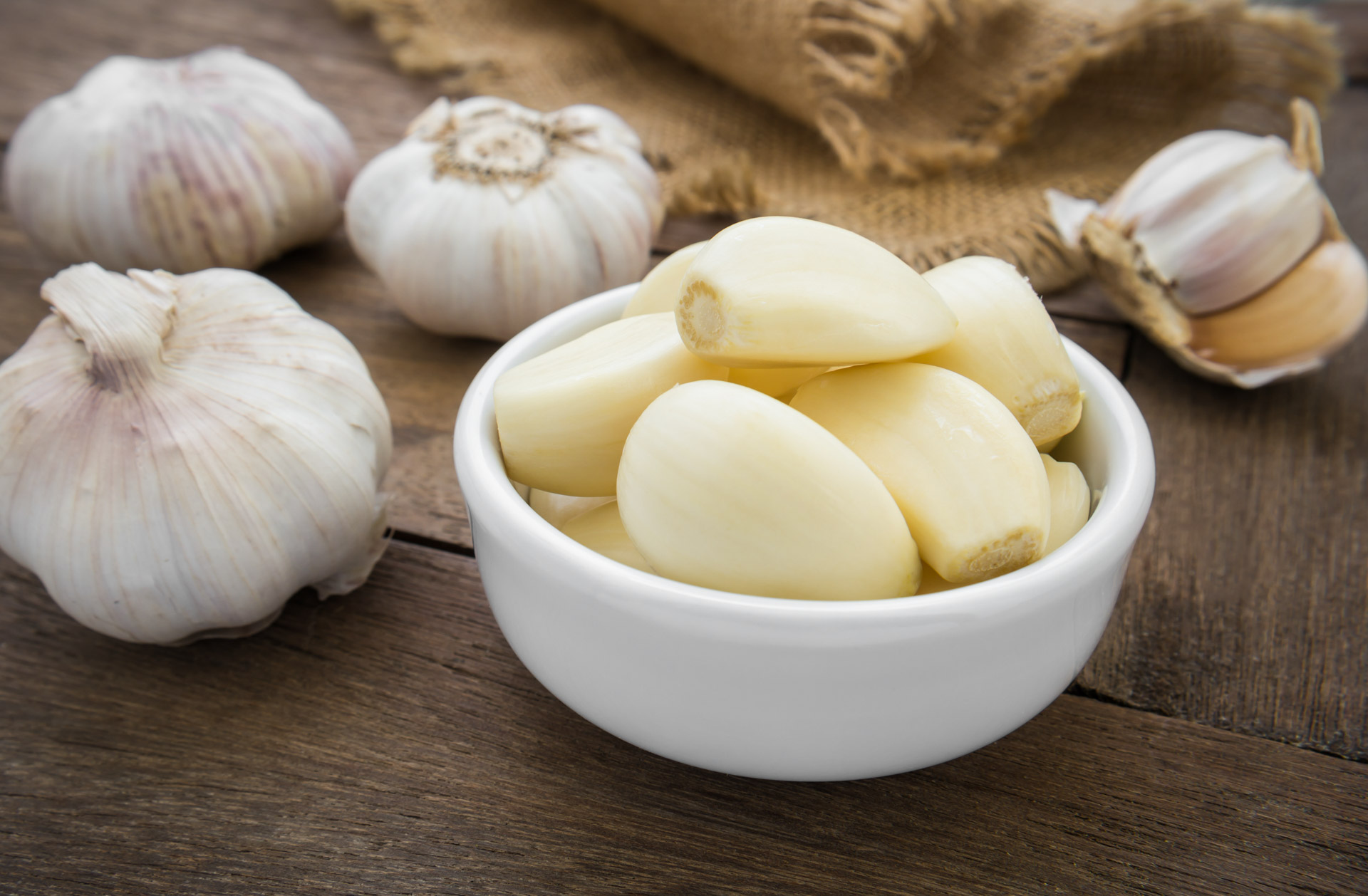 Geschälter Knoblauch in einer Schüssel