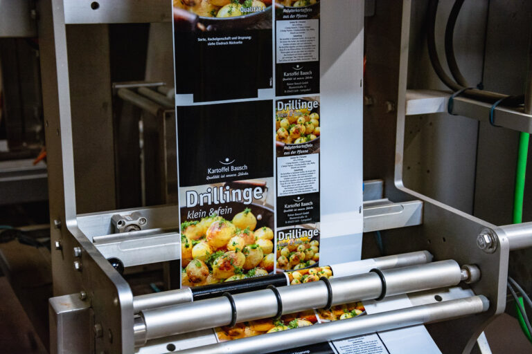 Maschine für die die automatisierte Abpackung von Kartoffeln mit Etiketten von Drillingen der Marke Kartoffel Bausch, Arbeitsumgebung der Maschinenbediener