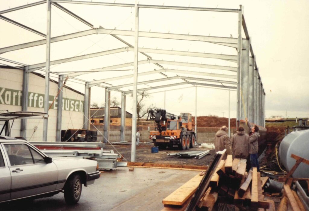 Die Baustelle der ersten Erweiterung mit moderner Abfüllung im Jahr 1992