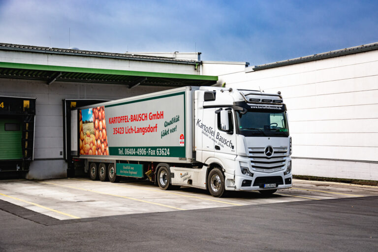 Ein Kartoffel-Bausch LKW an der Laderampe