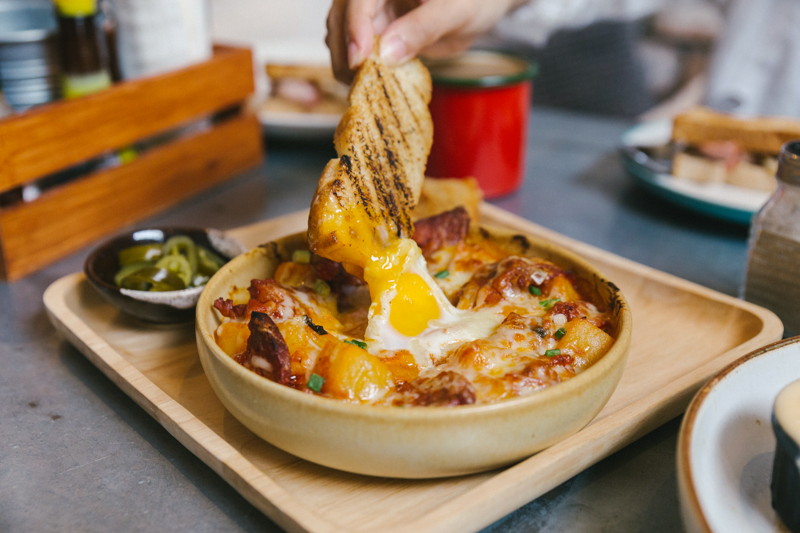 Fotos von Kartoffeln und Wurst angebraten und mit einem Spiegelei im Backofen überbacken. Dazu gibt es Brot und Jalapenos, das Brot wird in das Ei gedippt.