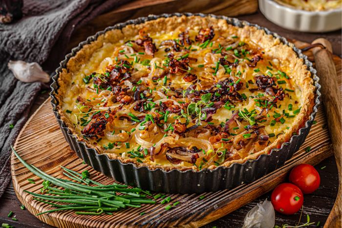 Foto eines Zwiebelkuchens mit Speck in einer Tarteform