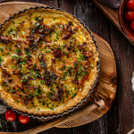 Foto eines Zwiebelkuchens mit Speck in einer Tarteform