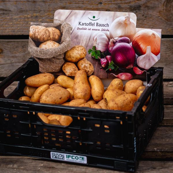 Kartoffeln in einer Kiste mit Kartoffel Bausch Logo