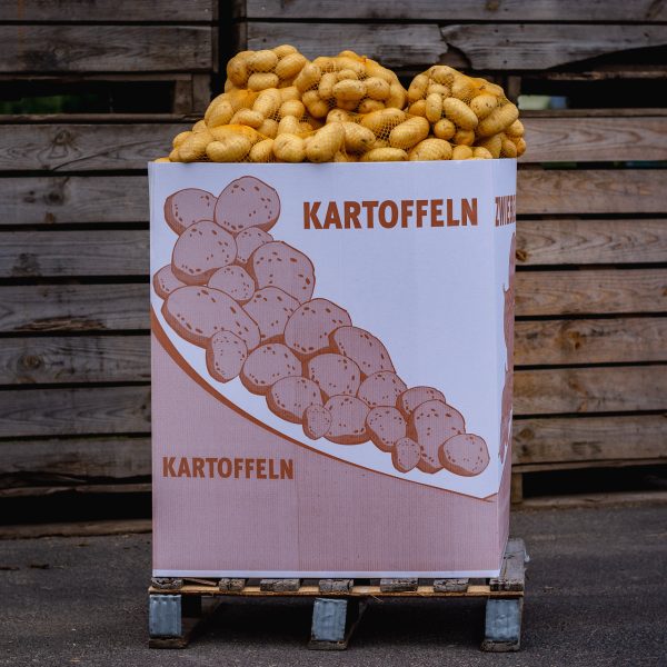 Viele Kartoffelsäcke der Kartoffel Bausch GmbH gestapelt in einem Karton mit der Aufschrift "Kartoffeln"